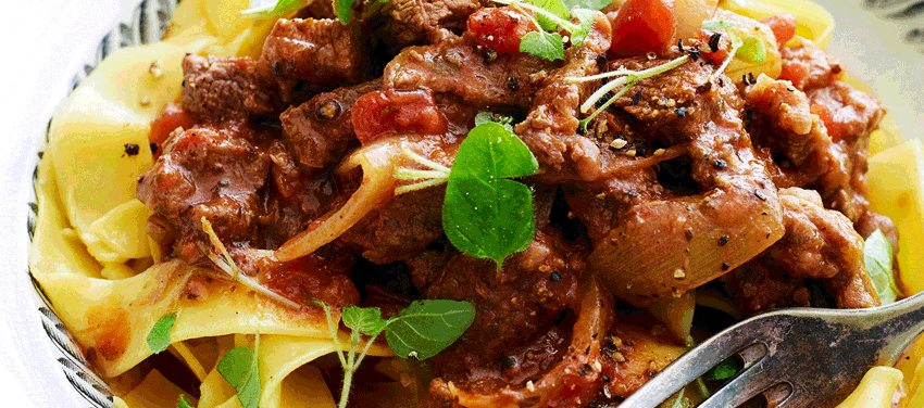 Græsk oksegryde med tomat, kanel, oregano og pasta