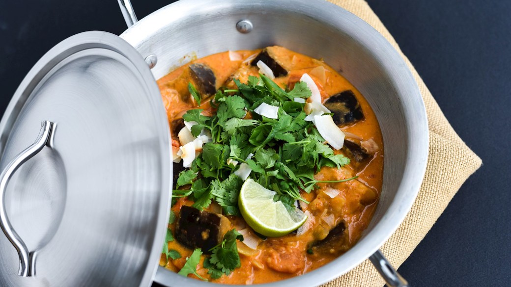 Rød karry med aubergine og tomater