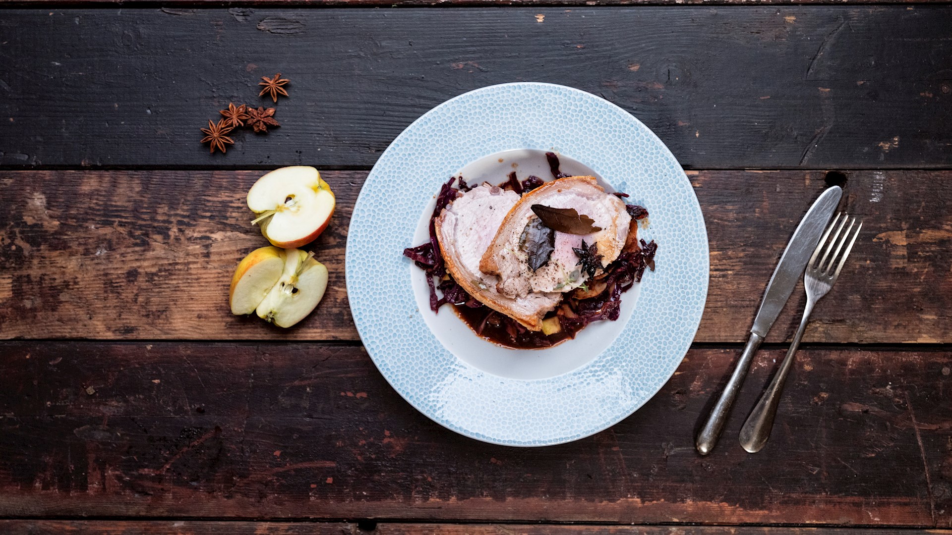 Flæskesteg med rødkålssalat