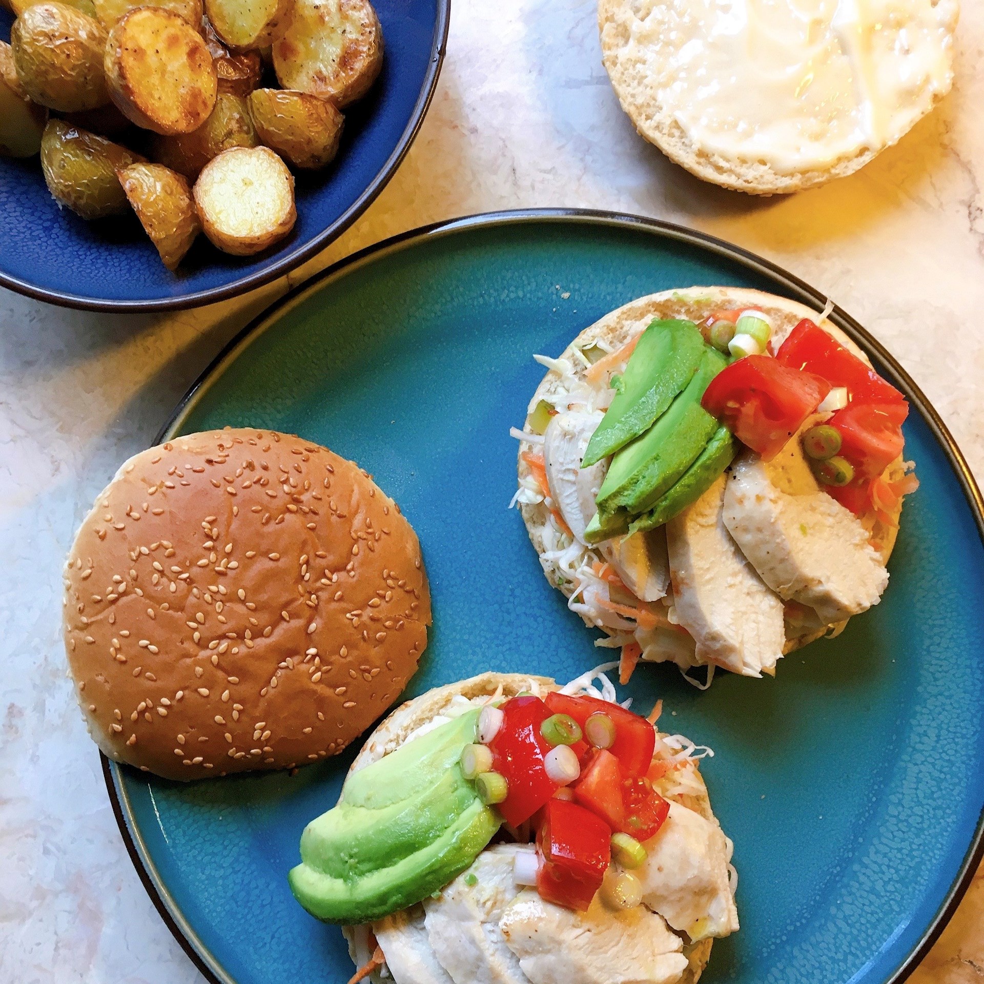 Få opskriften på Chickenburger med coleslaw, tomatsalsa og avocado