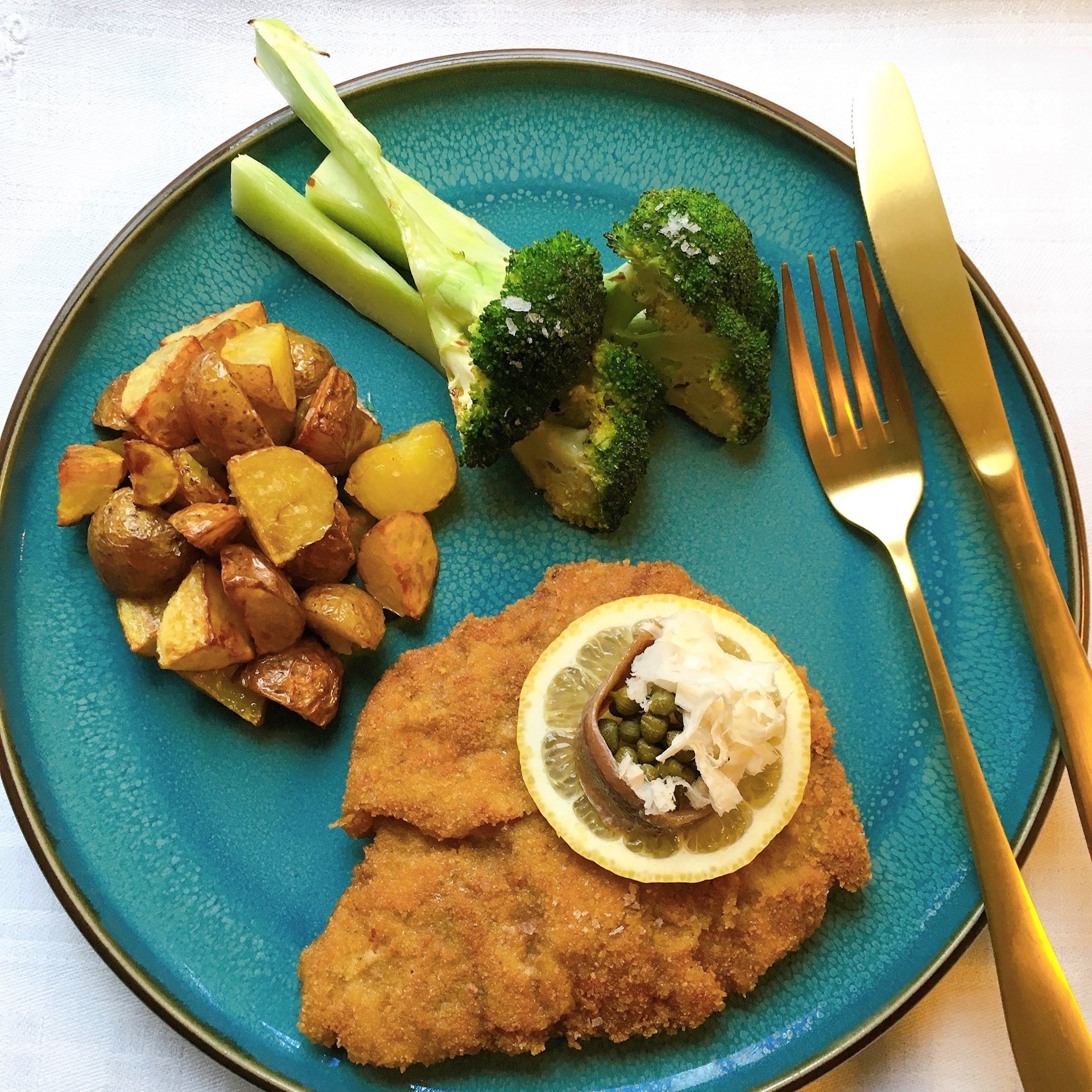 Wienerschnitzel med aspargesbroccoli, ristede kartofler og ”dreng”