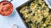 Gratin med spinat og edamame serveret med tomatsauce - thumbnail