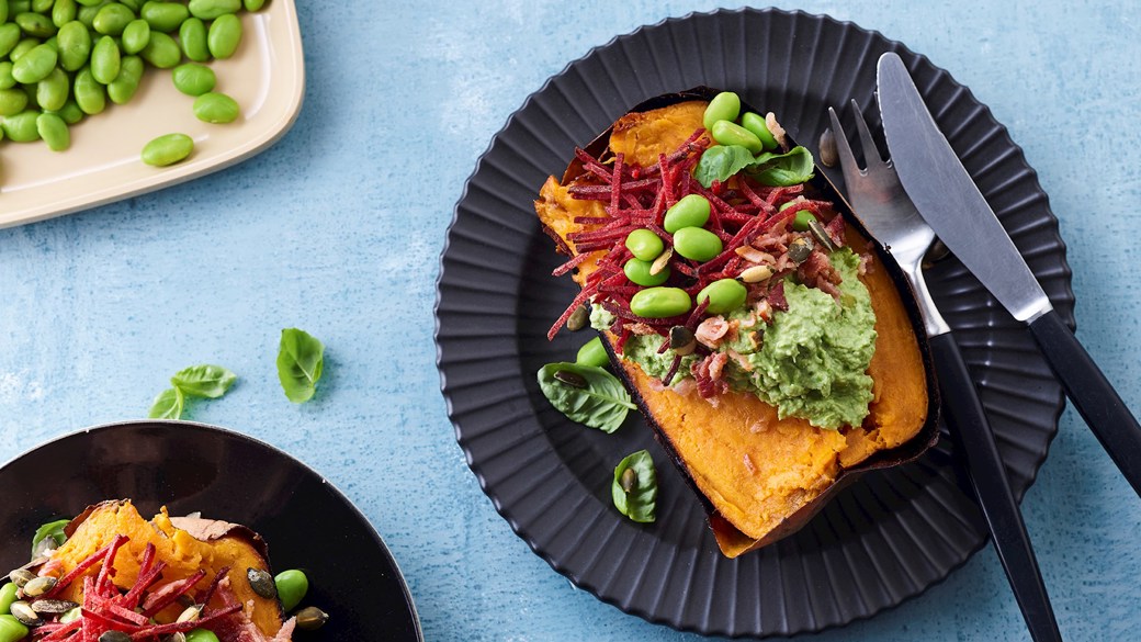 Bagte søde kartofler med avocado og edamame hummus