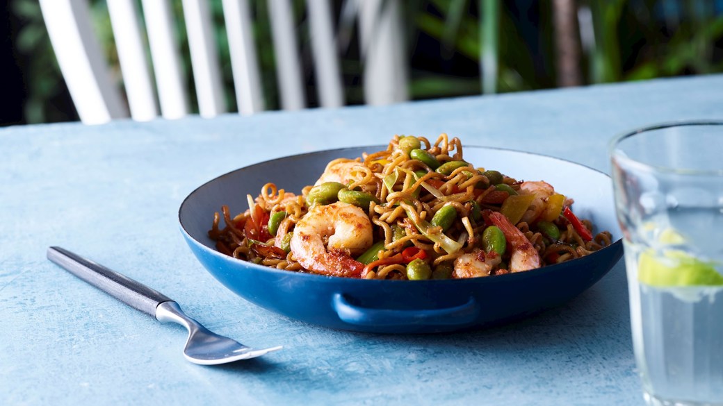 Stegte nudler med edamame og rejer