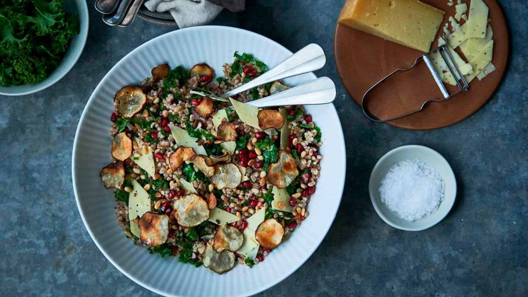 Perlespeltsalat med ost, granatæble og jordskokchips