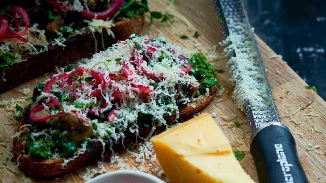 Toast med ost, grønkålspesto og syltede rødløg