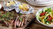 Grillet marineret flanksteak med bagekartofler og tilbehør - thumbnail