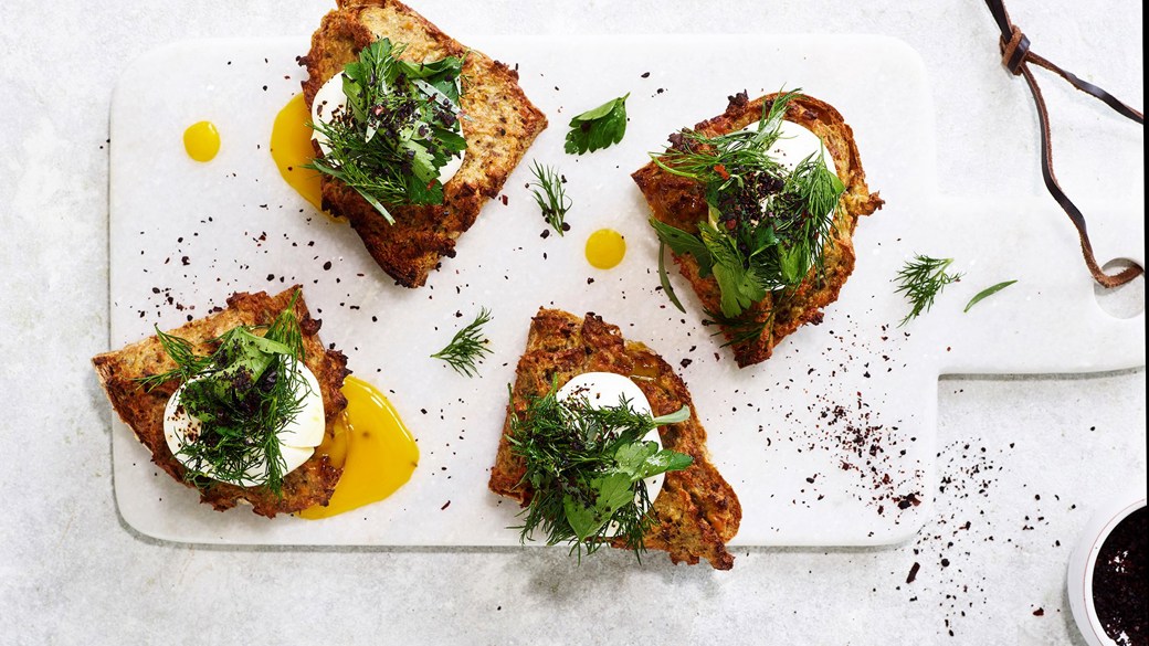 Æg på jordskoktoast med krydderurter