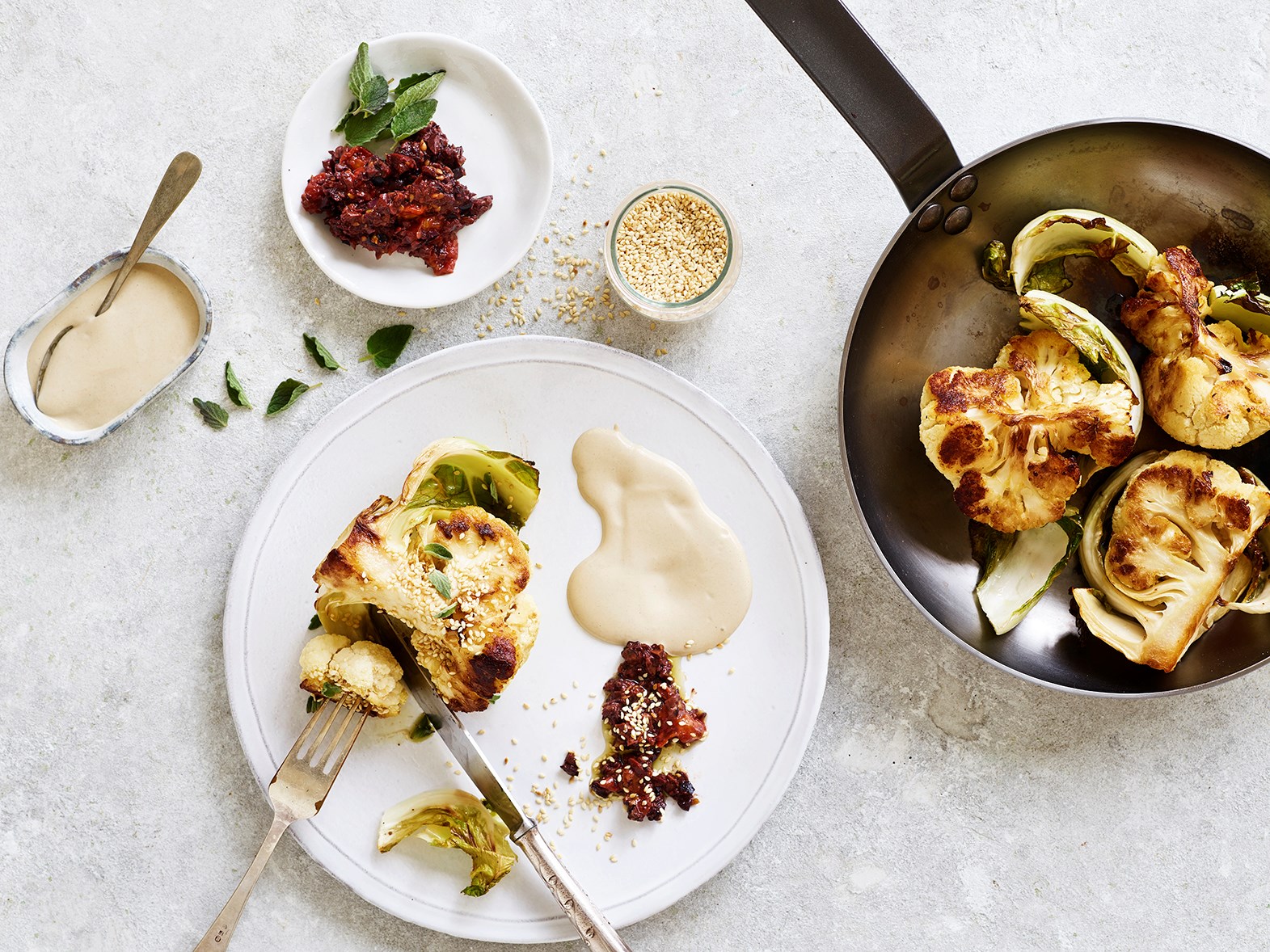 Ristet blomkål med tahindressing og olivenpuré