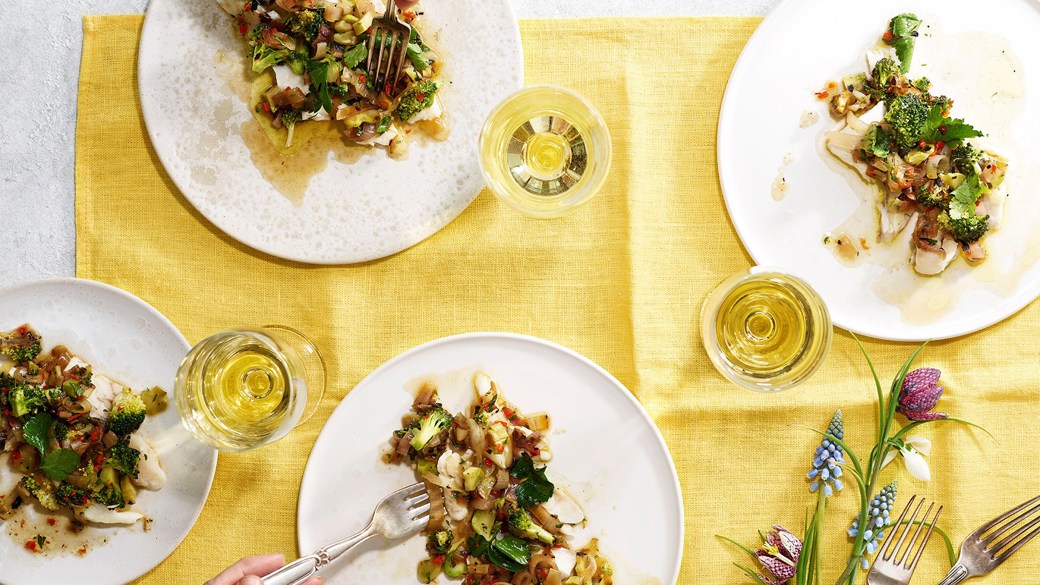 Saltet og bagt fisk med grillede løg og broccoli