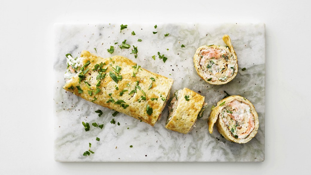 Æggerulle med laks og rucola