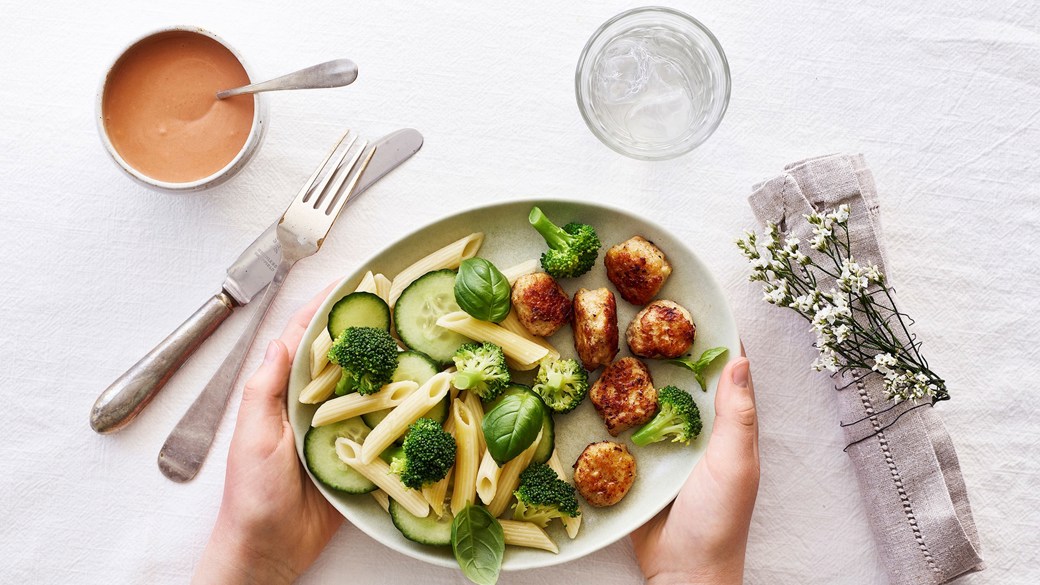 Kyllingekødboller med pastasalat og mild tomatdressing