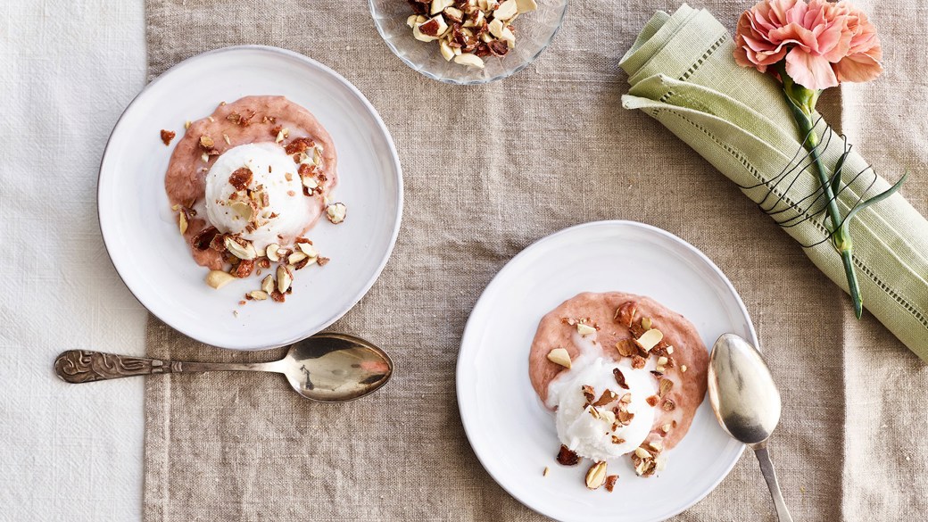 Cremet yoghurt-sorbet med rabarbersauce