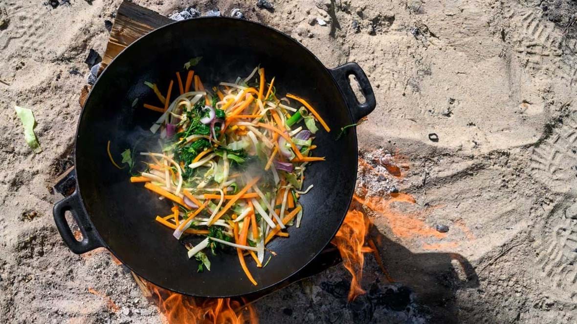 Vild wok med hyben-chilisauce