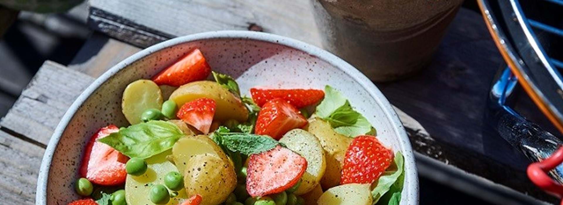 - Kartoffelsalat med ærter, jordbær