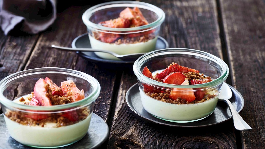 Hvid chokolademousse med jordbær og knas