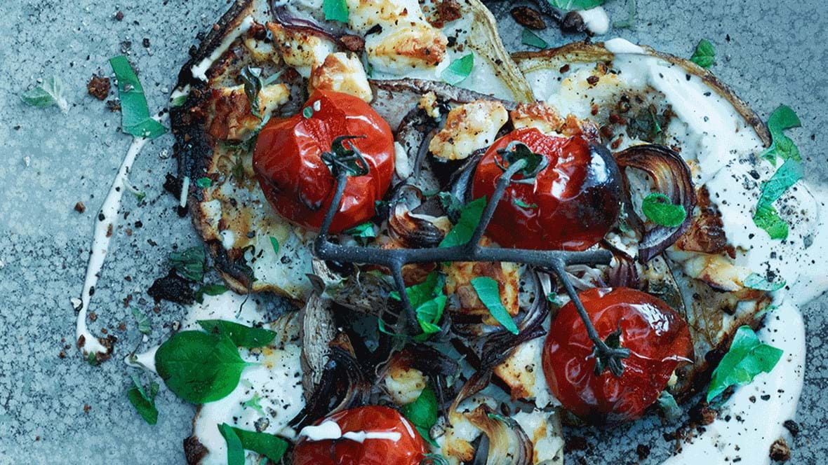 Bagt selleri-pizza med portobello svampe, fetaost og urter