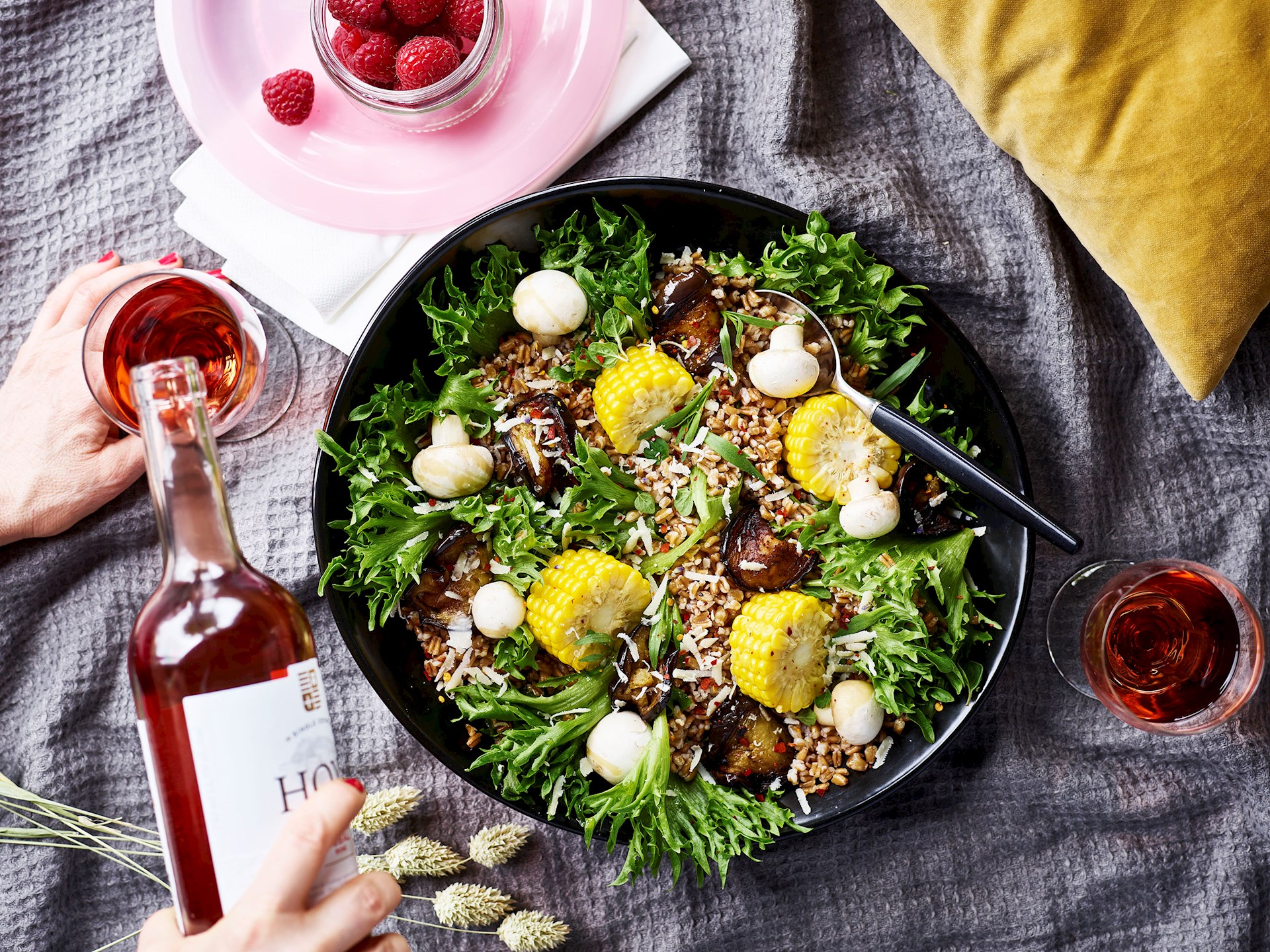 Fyldig salat med stegt aubergine og majs