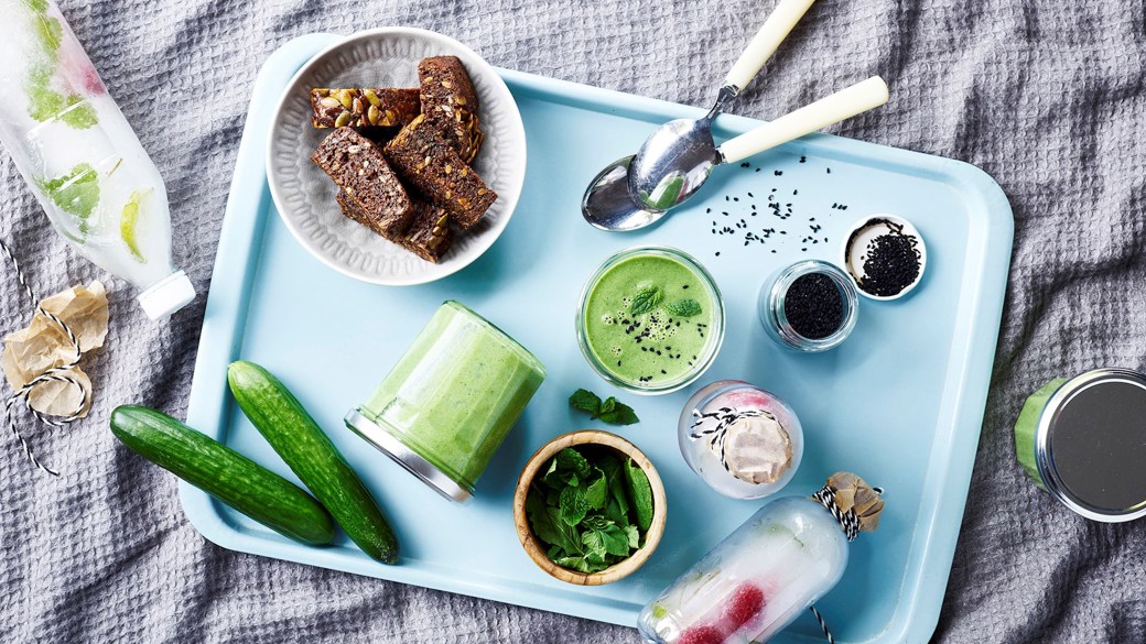 Kold grøntsagssuppe med smørstegte rugbrødshumpler