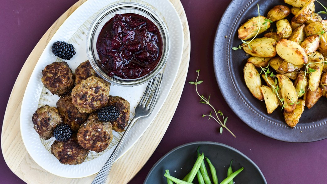 Oksefrikadeller med brombær-chutney