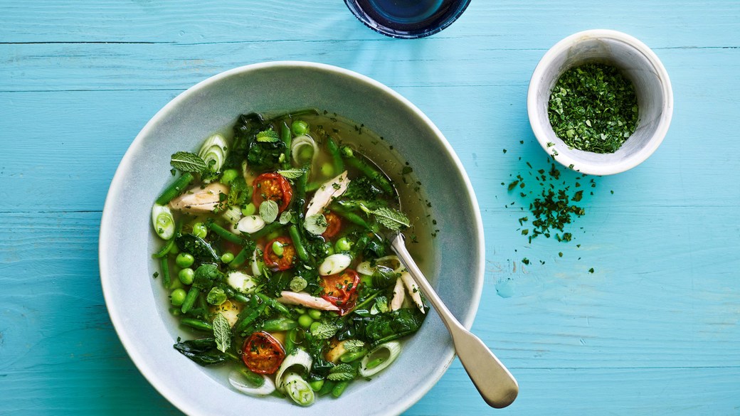 Sommersuppe med kylling, grønt og citron