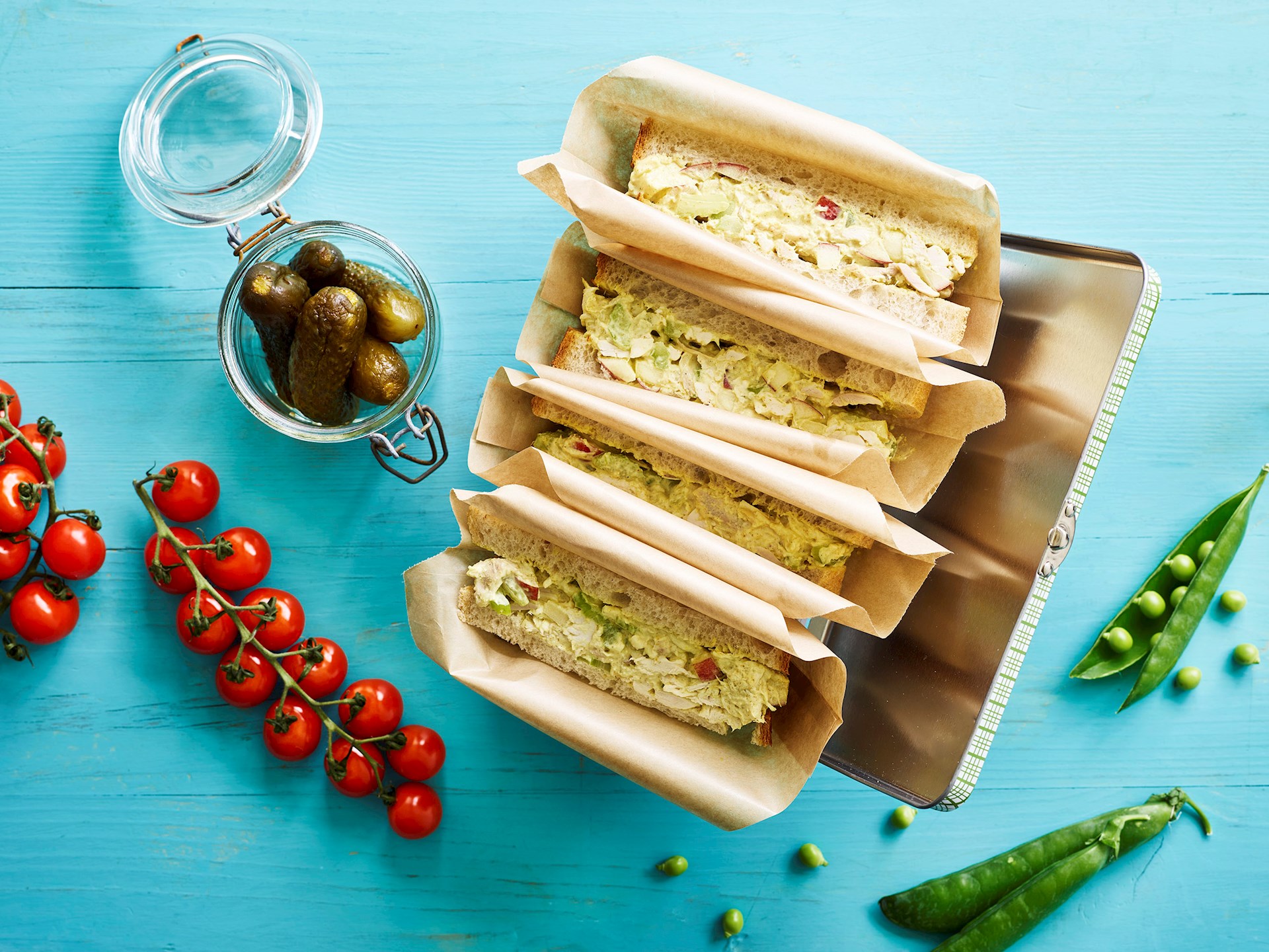 Sandwich med hønsesalat, karry, bladselleri og æbler
