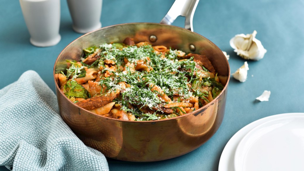 One-pot pasta med spinat, pølse og hvidløgsdrys