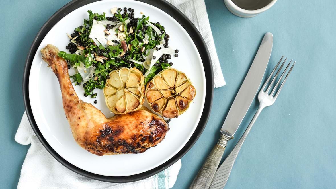 2-i-1 hvidløgsmarinade og salatdressing – ovnstegt kylling med linsesalat