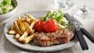 Kalve rib-eye med fritter, bagt tomat og spidskålssalat - thumbnail