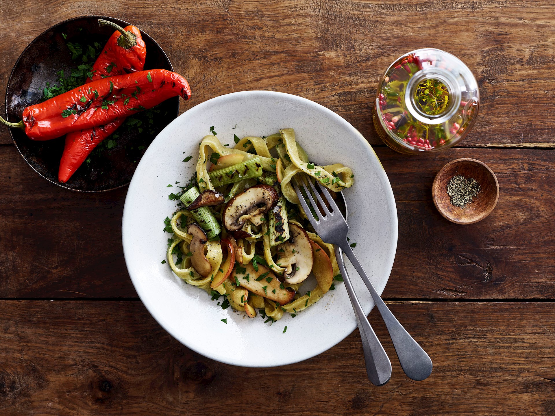 Hjemmelavet pasta med svampe og æbler