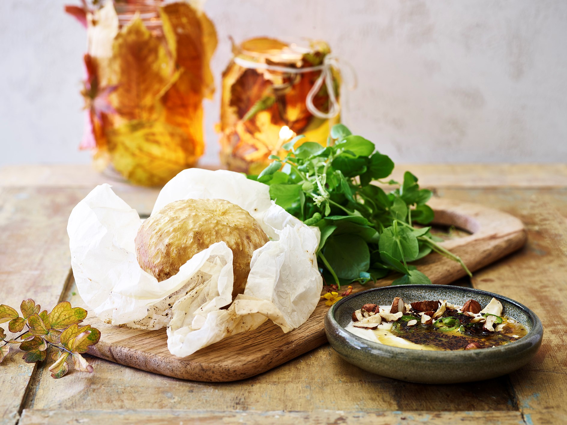 Bagt selleri med yoghurt, chili, krydderurter og brunet smør