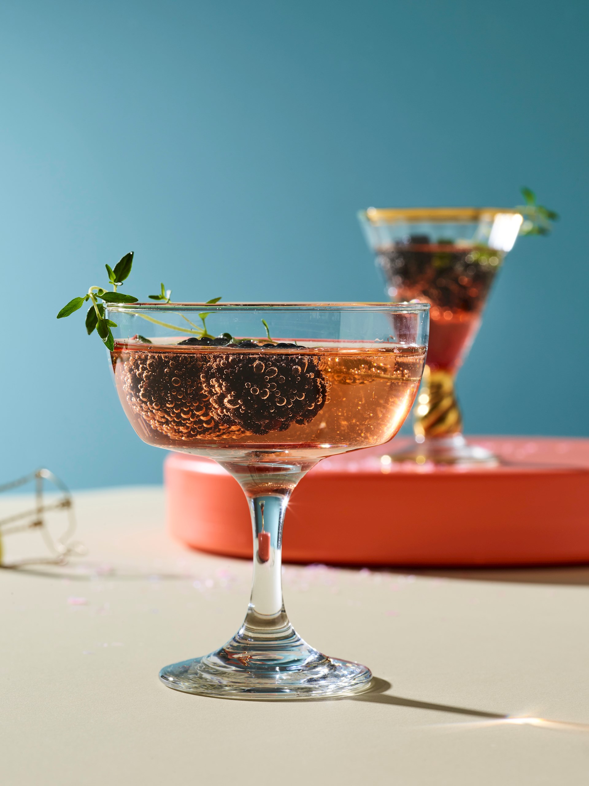Champagnecocktail med brombær-timian-sirup