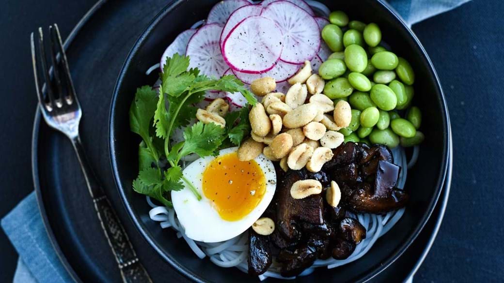 Poke bowl med æg, grønt og soyastegte shiitake