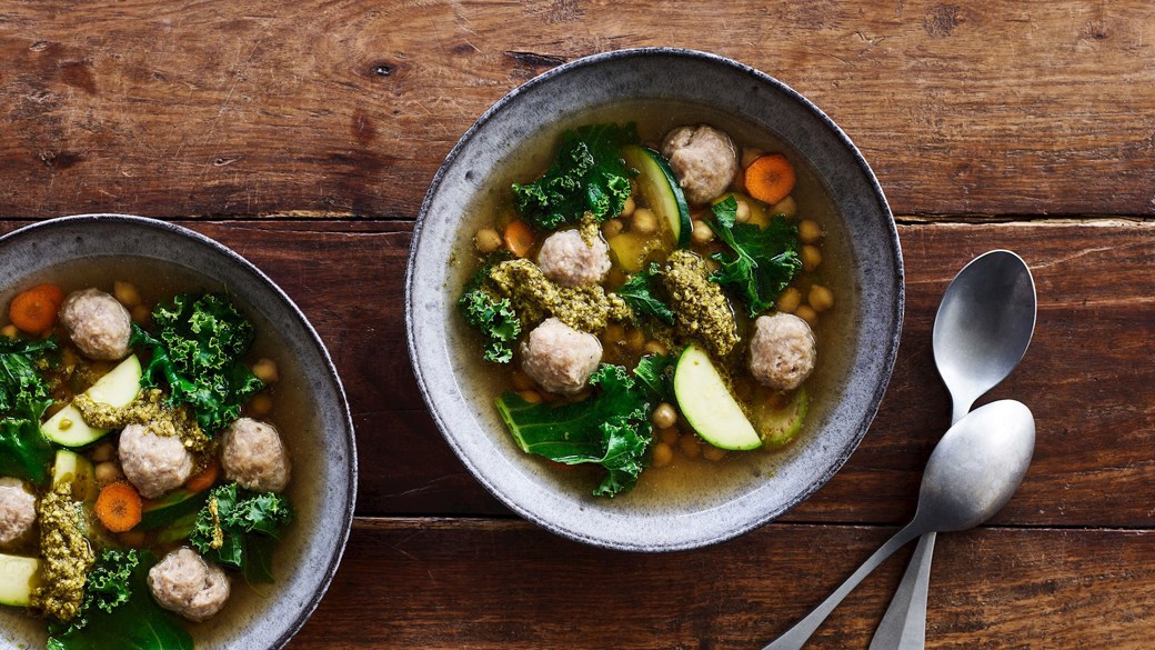 Klar suppe med hurtige kødboller, kikærter og grønkål