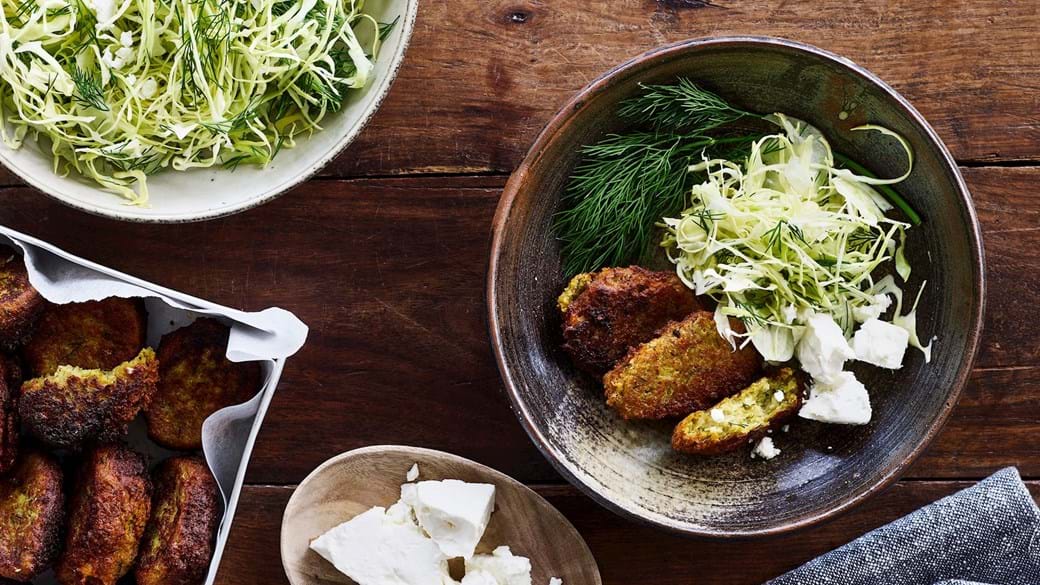 Dild-ærtedeller og spidskål-fennikel-salat