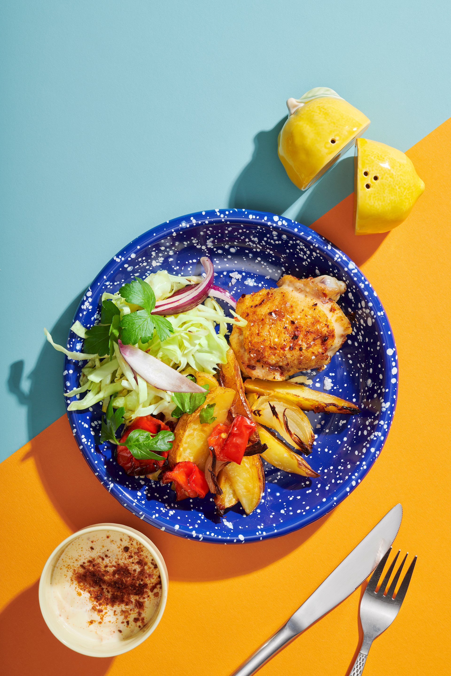 Kylling og grønt i fad med sprød kålsalat