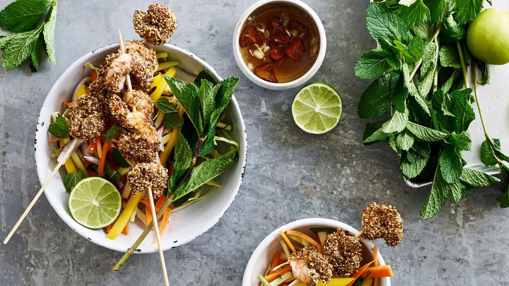 Spicy asiatisk salat med kål, rodfrugter, grøn mango, urter og sesamristede rejer