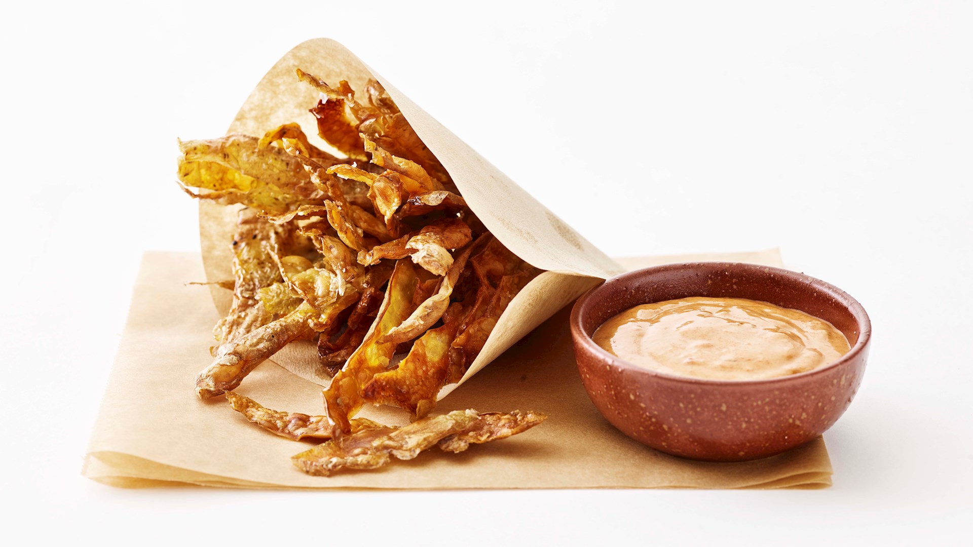 Kartoffelskrælchips med røget mayodip