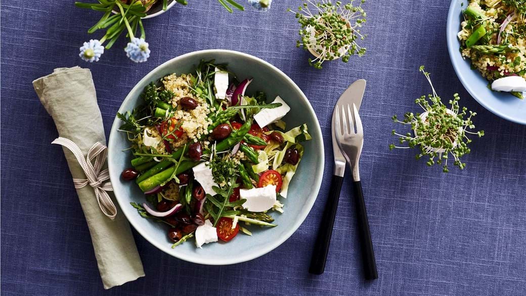Aspargessalat med quinoa, gedeost, oliven og tomat