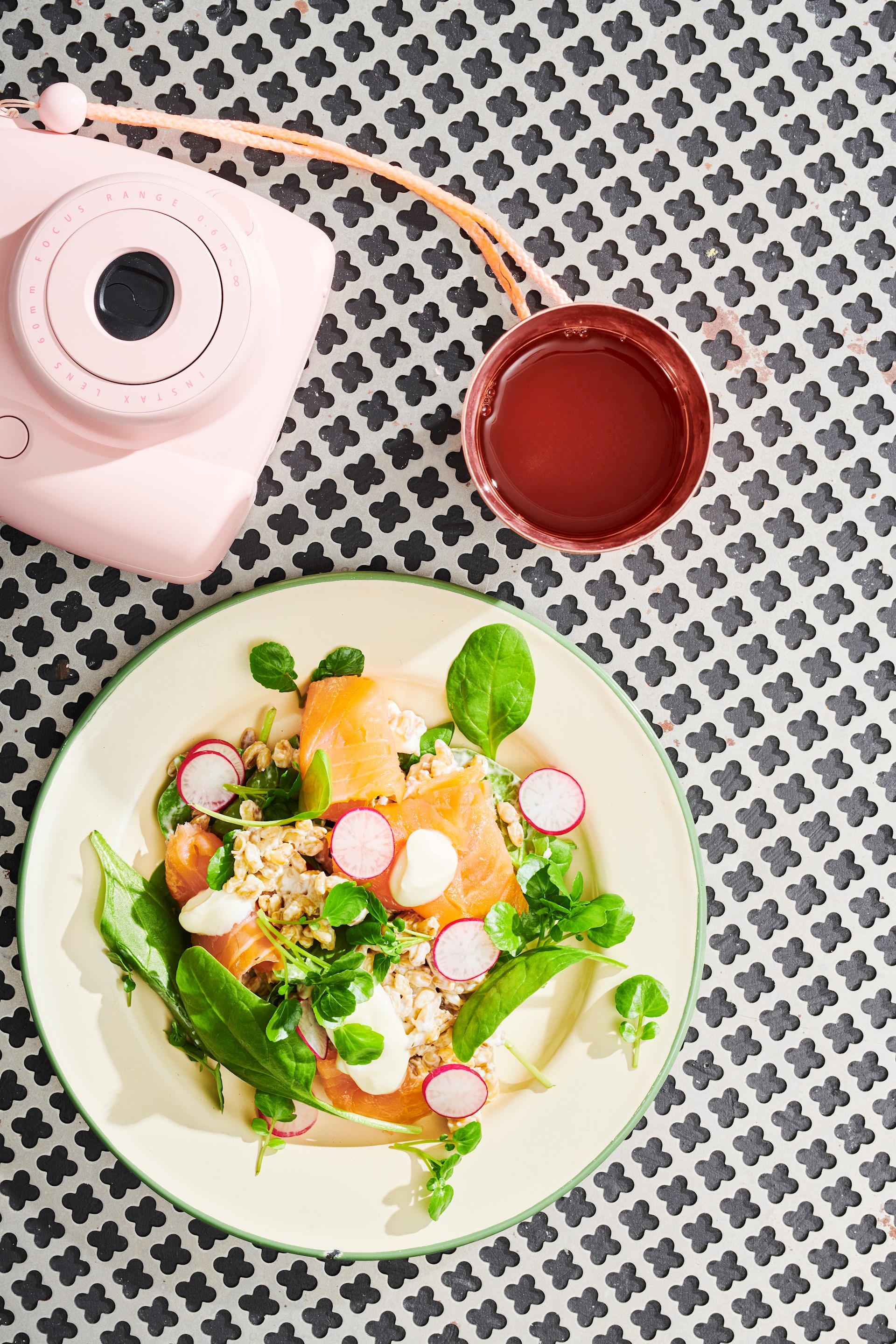 Perlebygsalat med spinat, røget laks og radiser