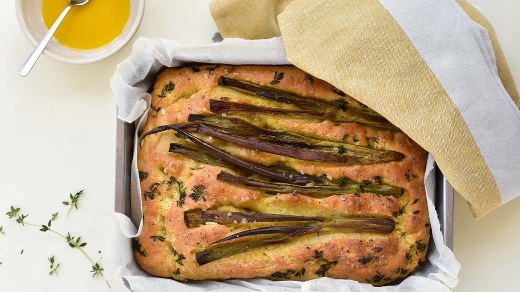 Foccacia med rapskimolie og forårsløg