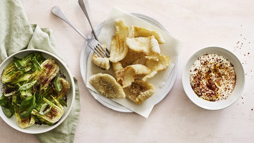 Sprøde fiskefileter med ristet bladgrønt og yoghurt