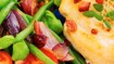 Kyllingebrystfilet med bønnesalat, bacon og bagte løg - thumbnail