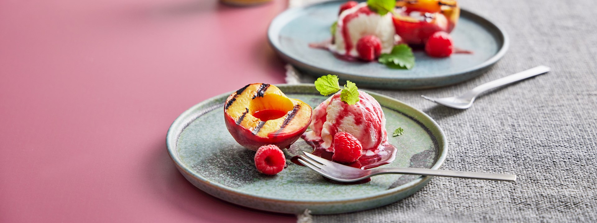 Grillet fersken med vaniljeis og hindbærcoulis