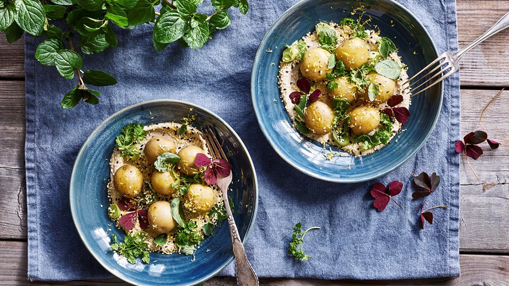 Kartoffelsalat med tahincreme, syltede løg og sesam