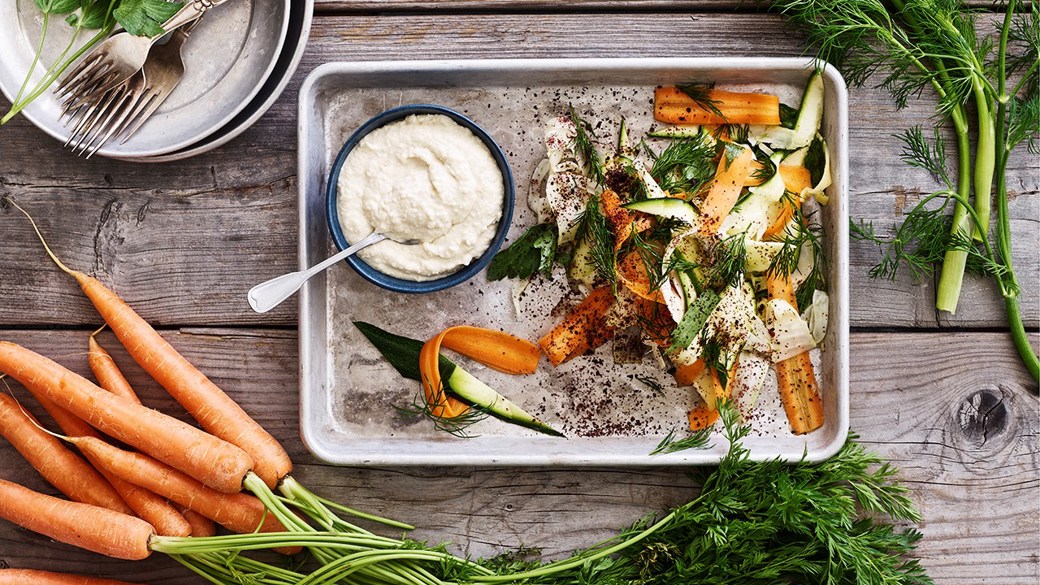 Råt og sprødt sæsongrønt med hvid bønnehummus