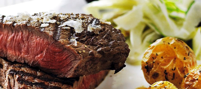 Bøffer med fennikelsalat og kartofler
