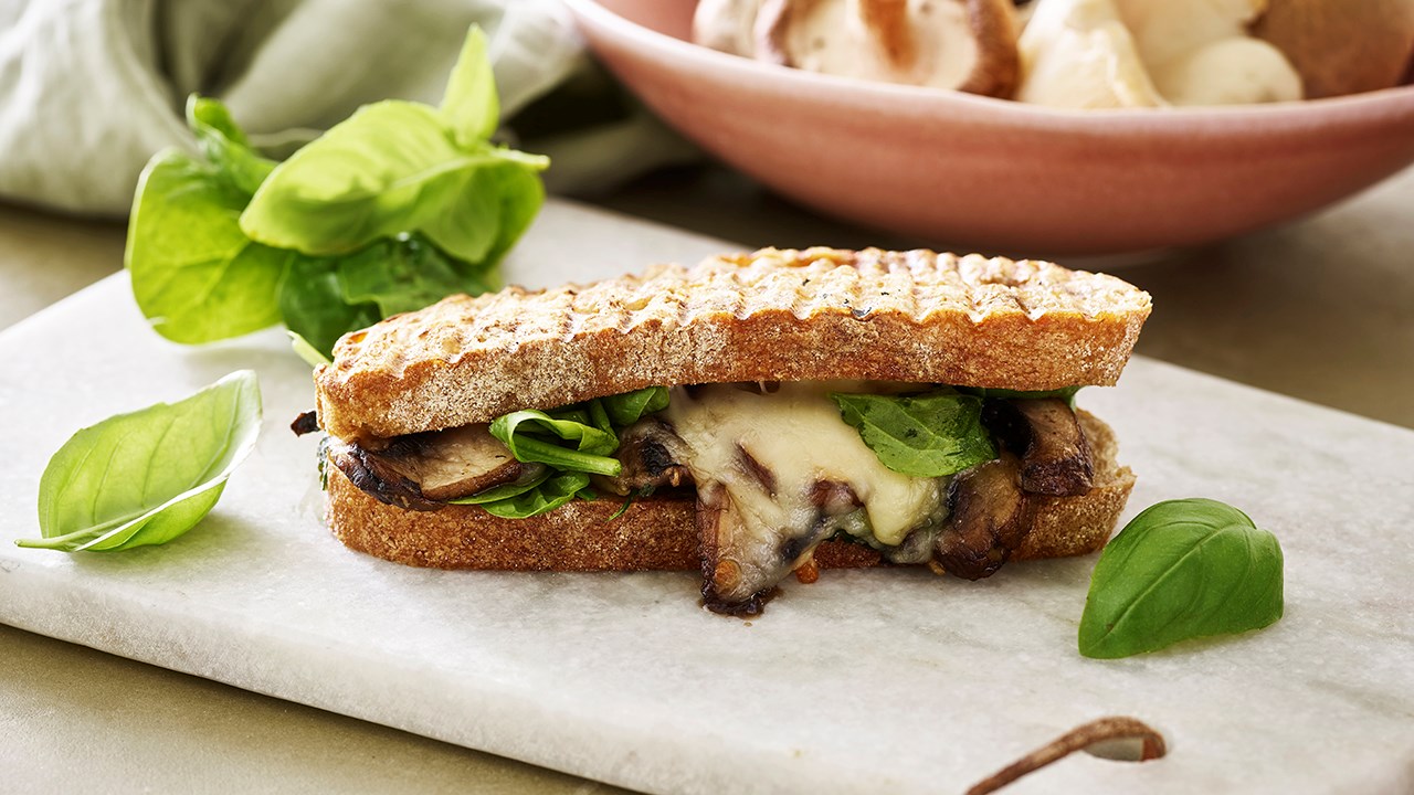 Grillet sandwich med svampe og smeltet ost