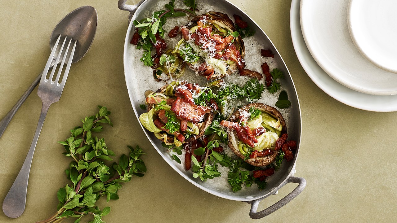 Fyldte portobellosvampe med bacon, persille og porre