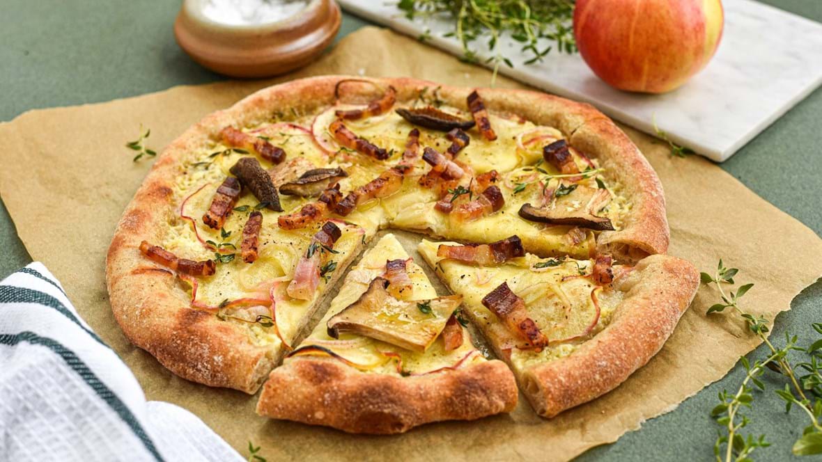 Hvid æblepizza med pancetta, løg og timian